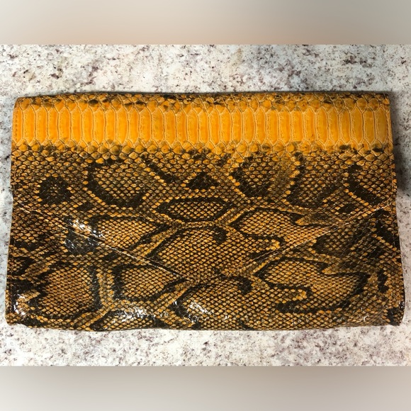 JOAN RIVERS NEW Bag Snakeskin with Gold Charm.Classic Vintage Envelope Clutch. - Picture 2 of 7